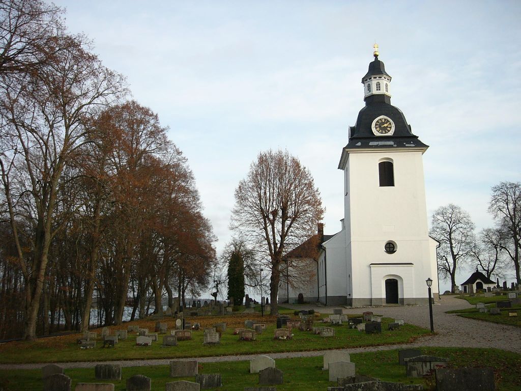 Skedevi kyrka och gravkoret från nordväst.