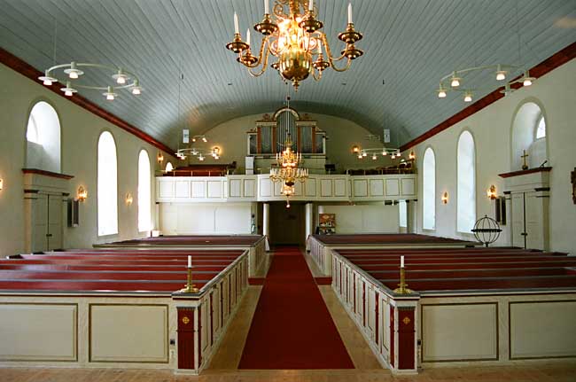 Kyrkorummet sett från koret. 