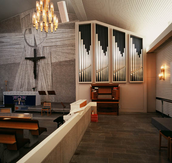 Orgeln och körläktaren. Orgeln är byggd av Magnussons orgelbyggeri 1974.