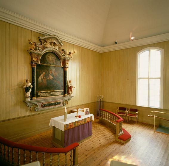 Koret byggdes om 1999-2000, med nytt furugolv och ramp. Altaret flyttades fram, altarringen delades upp och flera bänkar i kyrkorummet togs bort. Kyrkan målades också om.