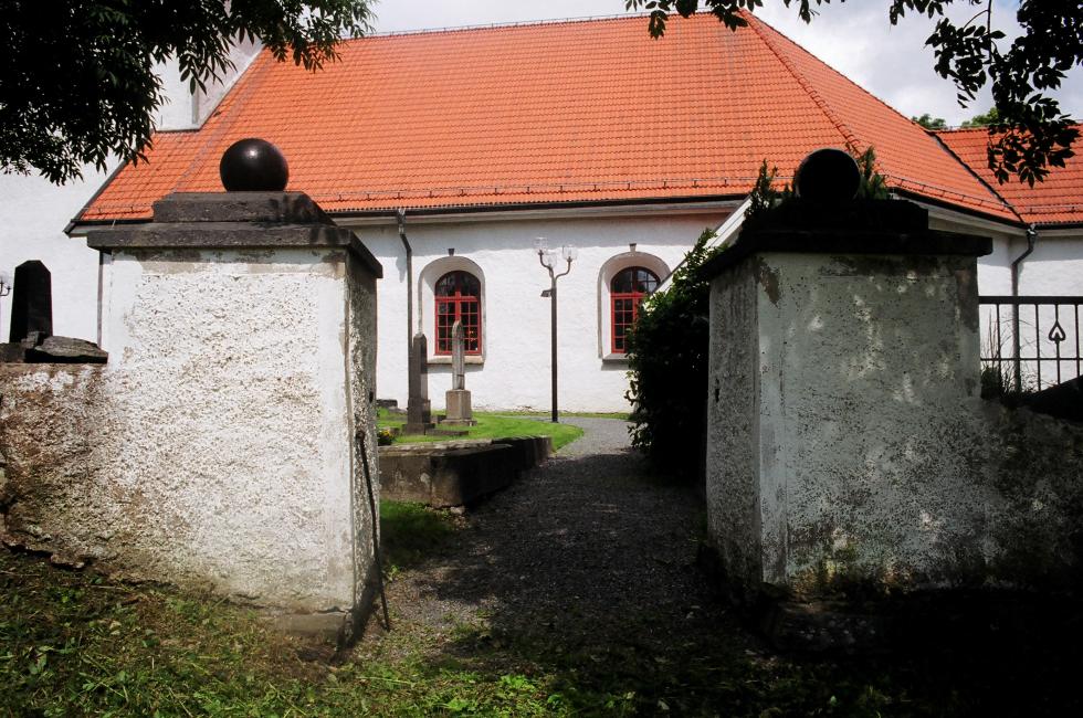 Grindstolpar i sten i skepplanda kyrkas södra kyrkogårdsmur.