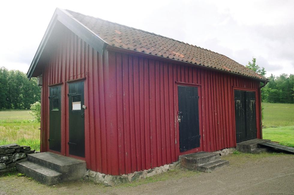 Ekonomibyggnad öster om Hålanda kyrka, från NV.