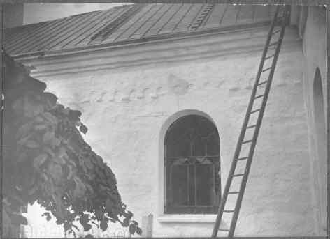 Väsby kyrka, detalj av fasaden med fönster	




	
	


	
	
