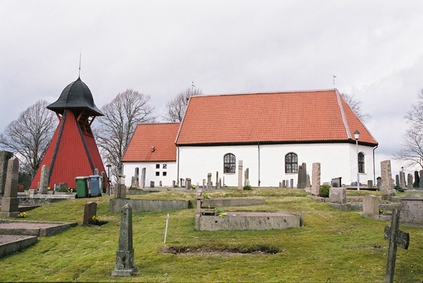 Stora Lundby kyrka med klockstapeln samt omgivande kyrkogård, från S.