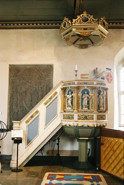 Predikstolen i Stora Lundby kyrka, från N.