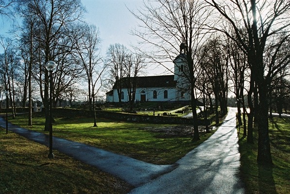 Starrkärrs kyrka med omgivande kyrkogård, från norr.