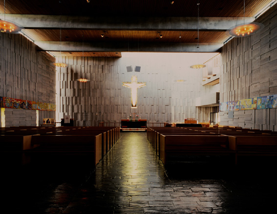 Byggnadens konstruktion ger kyrkan en lätthet, trots de tunga materialen.