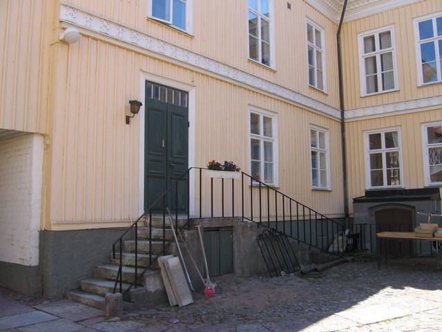 Bertha Petterssons hus, torghusets tillbyggnad mot Kyrkogatan, fasad mot gården, till vänster skymtar infarten till gården i form av en portik under mellanbyggnadens övervåning.