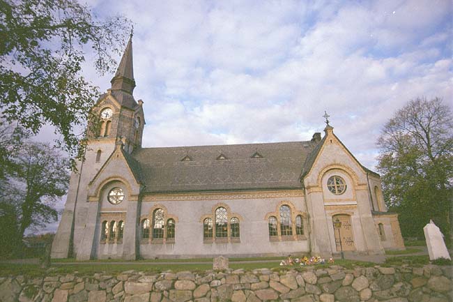 Kyrkans södra fasad.