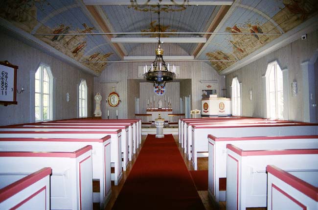 Kyrkorummet sett mot koret i öster.