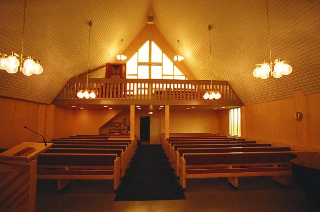 Kyrkorummet i Bua kyrka sett mot läktaren.