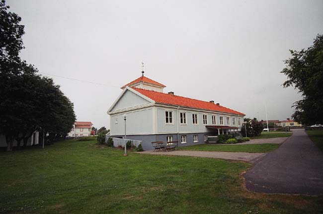 Församlingshemmet sammanbyggt med Träslövsläge kyrka.