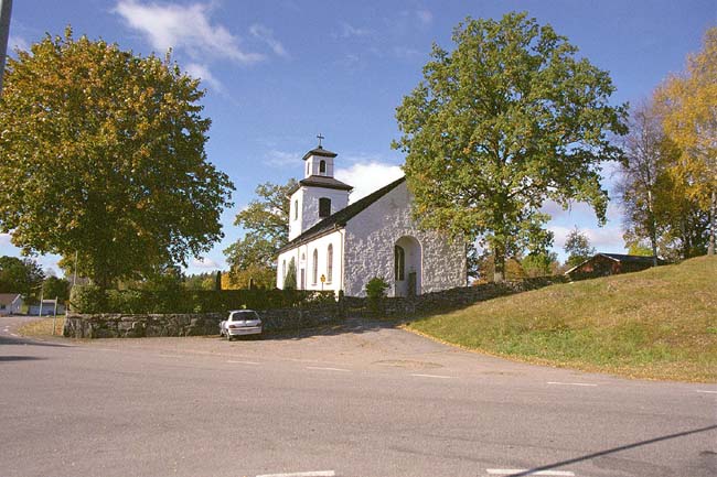 Källsjö kyrka med omgivande kyrkogård.