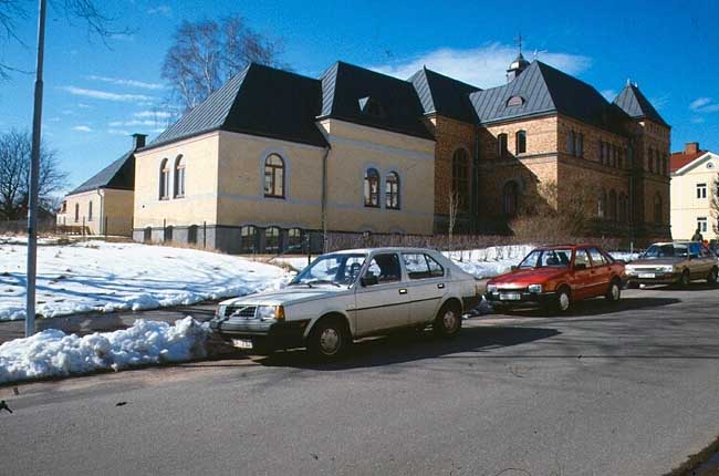 Tingshuset, Skara. Trädgårdsfasad med tillbyggnad.