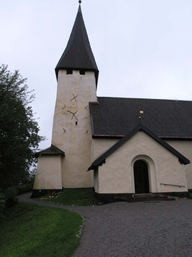 Salems kyrka, tornet med sin strävpelare och södra vapenhuset