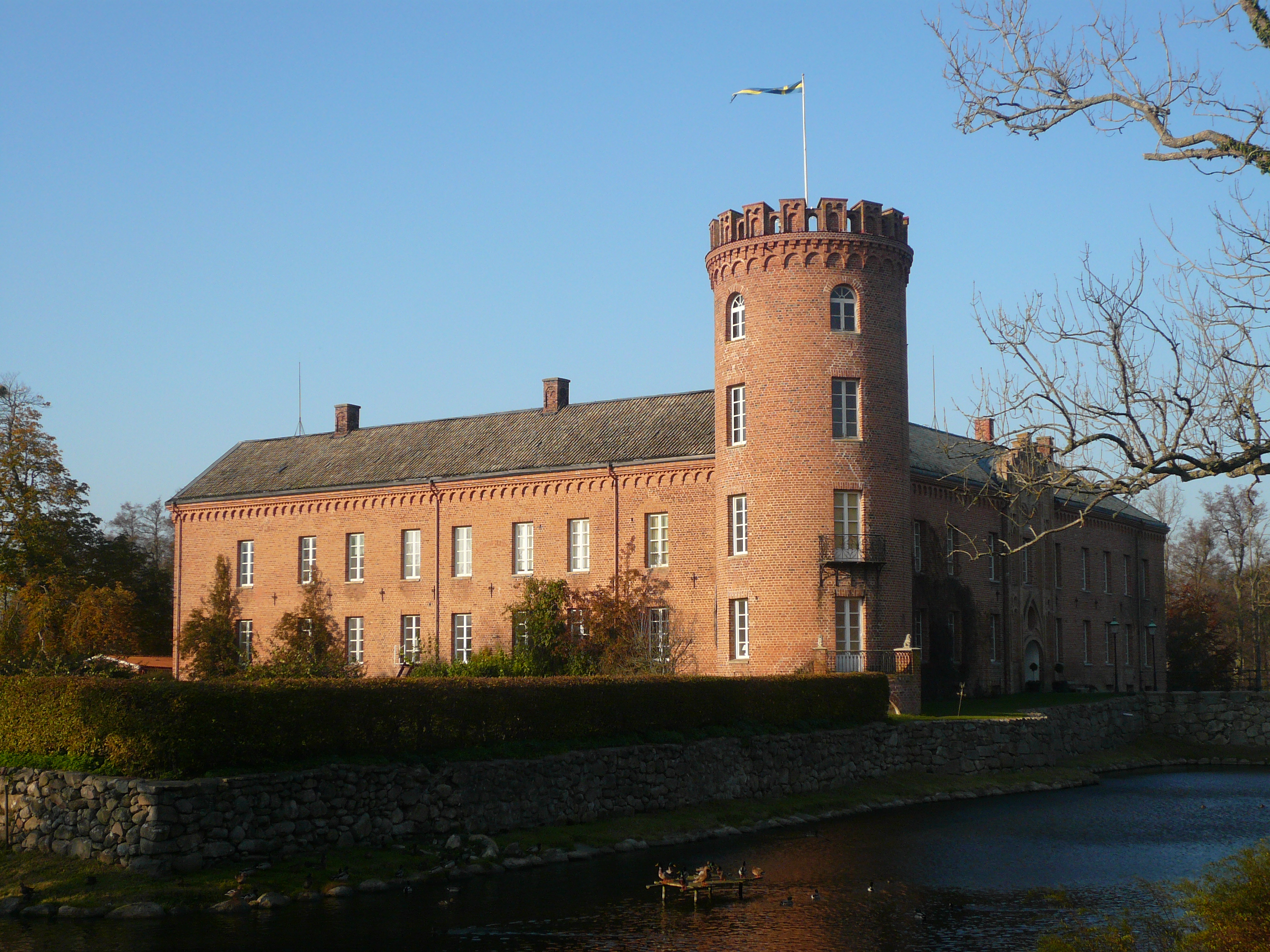 Sövdeborg. Slottsbyggnaden med dess södra fasad och torn.