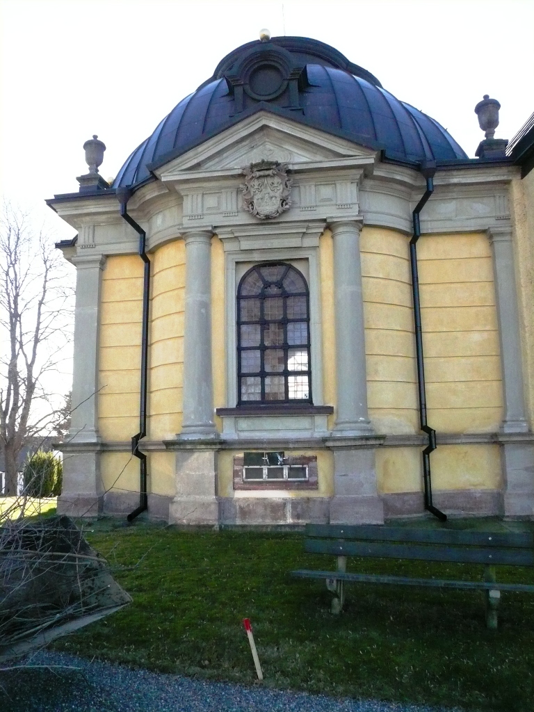 Turinge kyrka, Dahlbergska gravkorets östra fasad
