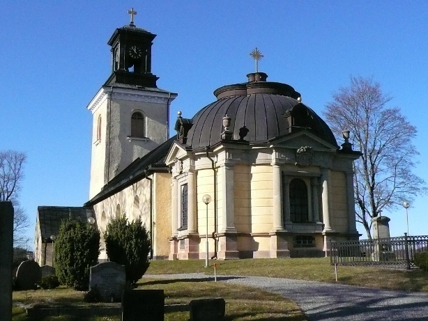 Turinge kyrka, södra sidan med koret