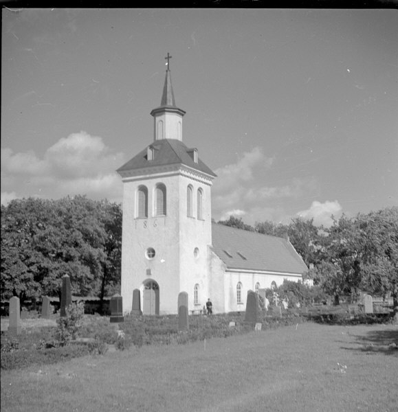 Ysane kyrka från sydväst