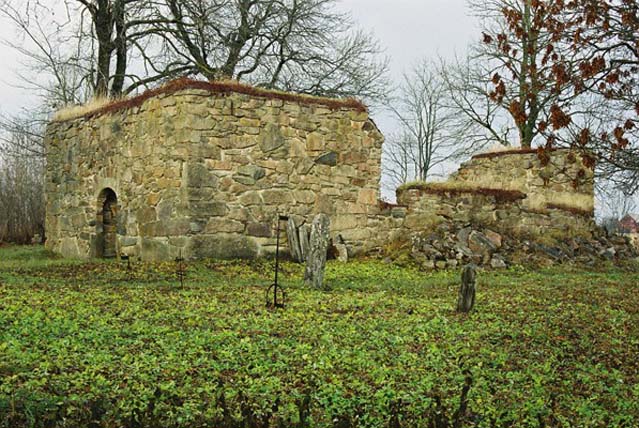Erikstad gamla kyrka från sydväst. 