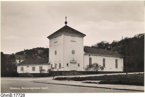 Kyrkan avbildad på vykort från AB Göteborgs Konstförlag, ca 1940. Anläggningen bestod då av kyrkan, med vidbyggt församlingshem, samt prästbostaden (ej synlig på bilden). 