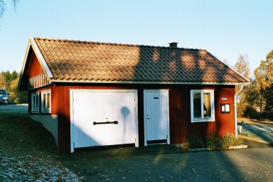 Uthus vid Bråttensby kyrka. Neg.nr. B961_009:14. JPG.