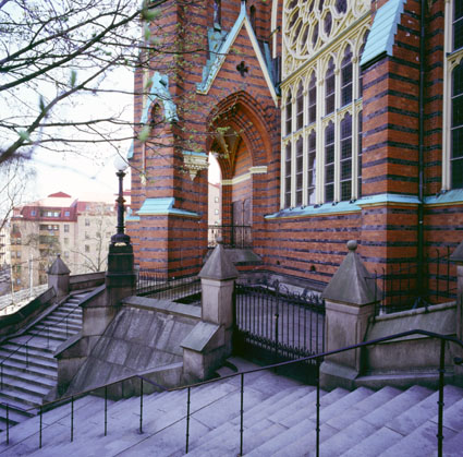 En monumental trappanläggning leder upp till kyrkans norra entré.