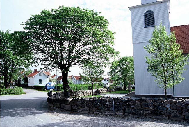 Kyrkan ligger centralt i bebyggelsen på Malmön.