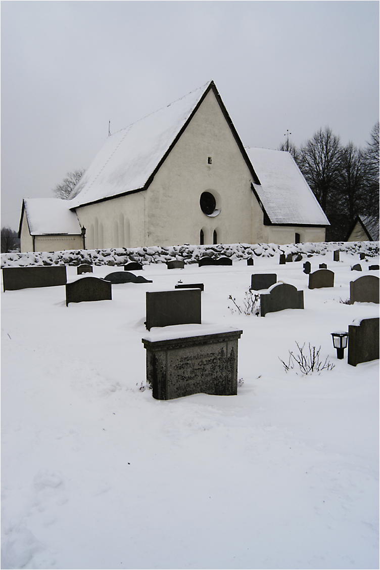 Riala kyrka, vy från väst. Den år 1929 anlagda kyrkogården.