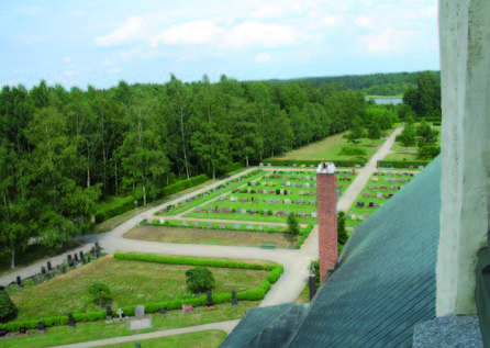 Den stora kyrkogården har björkar planterade innanför den norra muren.
Fotografiet är taget från kyrkans torn.