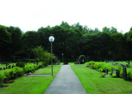 På 1920-talskyrkogården finns asfalterade gångar.