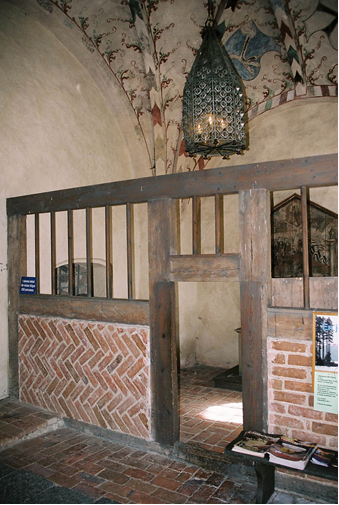 Vapenhus med medeltida skrank och kalkmålningar.
