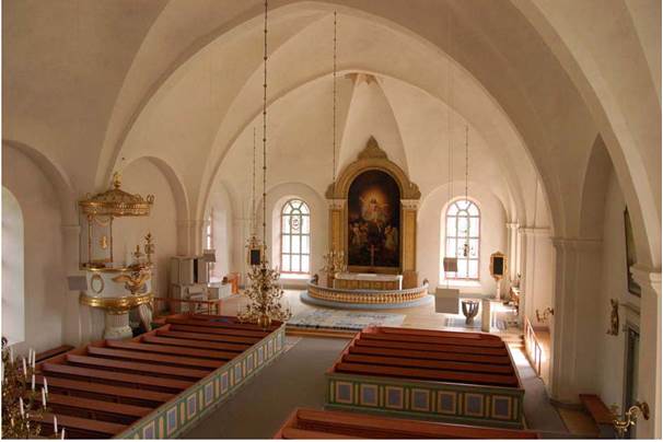Kyrkorummet sett från läktaren. Det breda och högvälvda rummet karaktäriseras genom de stora fönstren av ljus och rymd. 