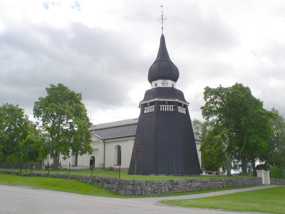 Ovanåkers kyrka med klockstapeln från nordväst. 