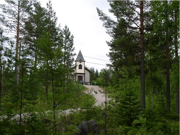 Öjungs kapell ligger synligt på en kulle i skogsterräng. 