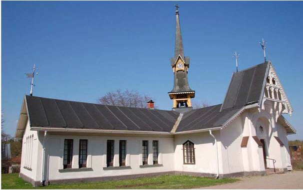 Hammarby kapell sett från söder. Den något säregna kapellbyggnaden innehåller såväl kapellsal som samlingssal, den senare i den tillbyggda delen till vänster i bild. 