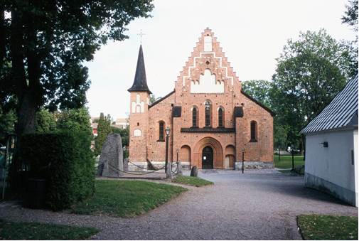 Mariakyrkans västgavel med trappgavel, vitmålade blinderingar, trefönstergrupp, rundbågsnischer och flersprångig portal. Turnellen är förhöjd och försedd med tornhuv
år 1904-05. 
