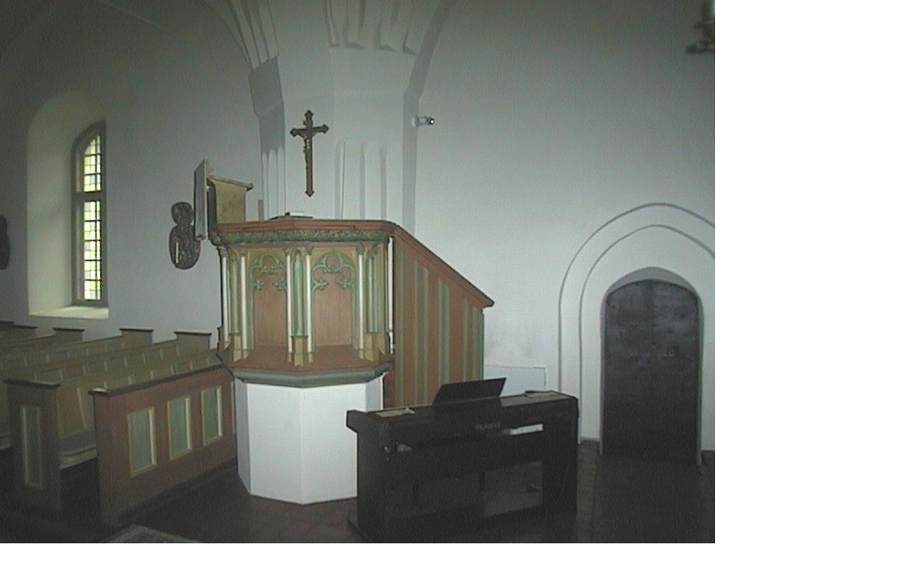 Predikstolen.

Ett av inredningens äldre inslag är predikstolen av ek, insatt 1894. Dess nuvarande målning av gröna, gula, röda och vita betser tillkom dock 1952.