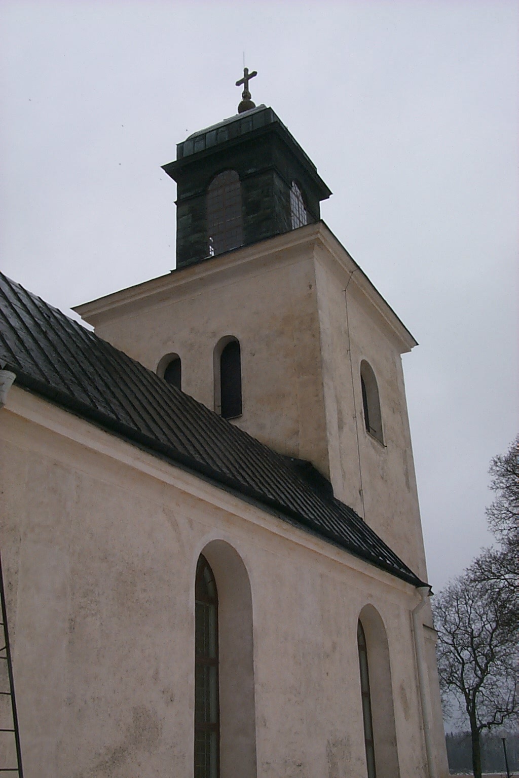 Harakers kyrka med västtorn. 