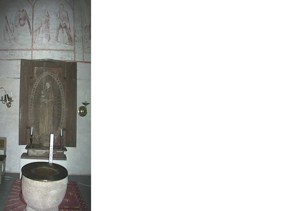 På korets norra sida finns en medeltida dopfunt, del av altarskåp från omkring 1500 och på väggen målning från 1618. 

Digitalfoto Svensk Klimatstyrning AB