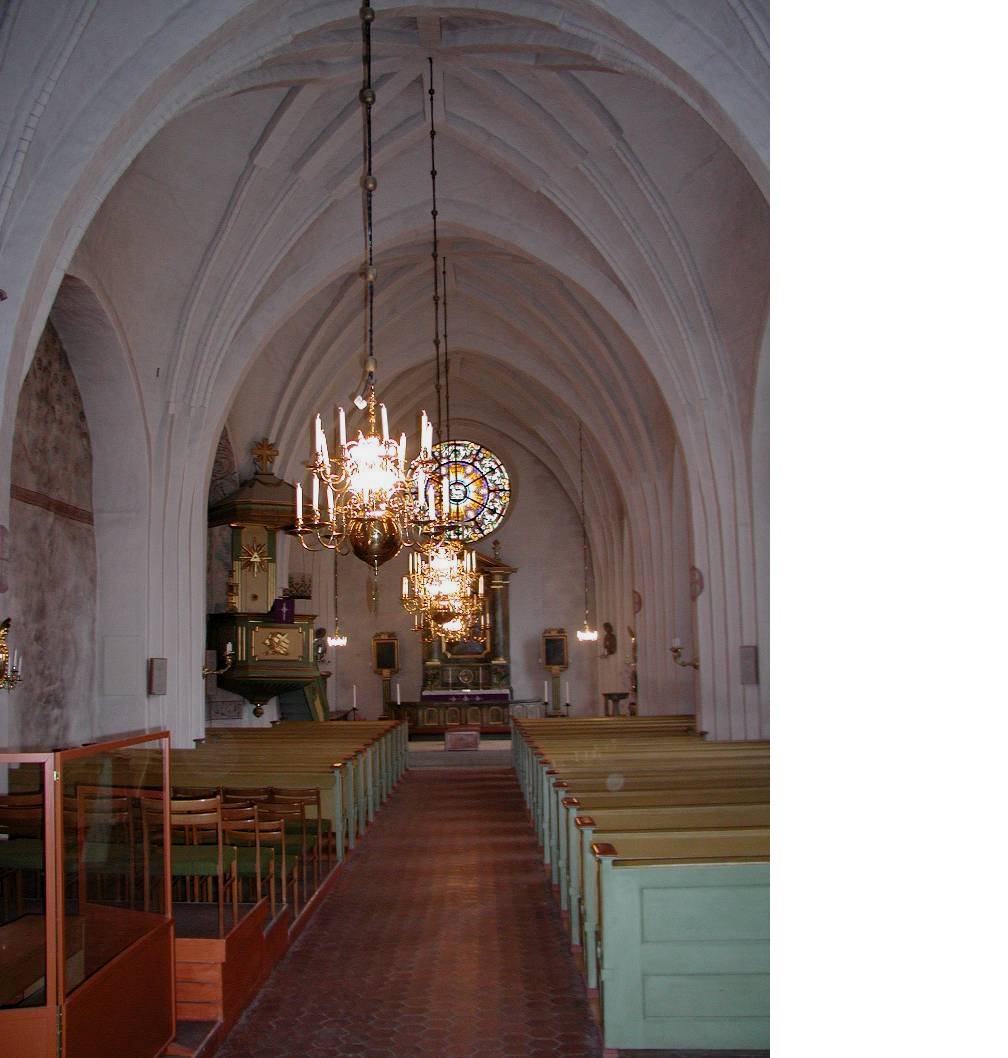 Kyrkorummet med bänkrader, altargång, kor, altare och predikstol etc.

Bänkarnas gröna och gula färger är ett bjärt inslag i kyrkorummet. Före 1970 var bänkarna hållna i en blågrön ton som med tiden hade mörknat och ansågs dyster. 
Digitalfoto Svensk Klimatstyrning AB
