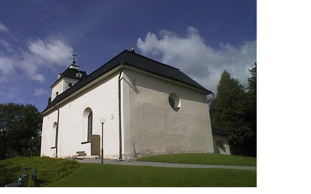 Kungsåra kyrka sedd från sydöst.
Kyrkan har ett för ögat kompakt långhus och lågt västtorn, samt sakristia mot norr. 