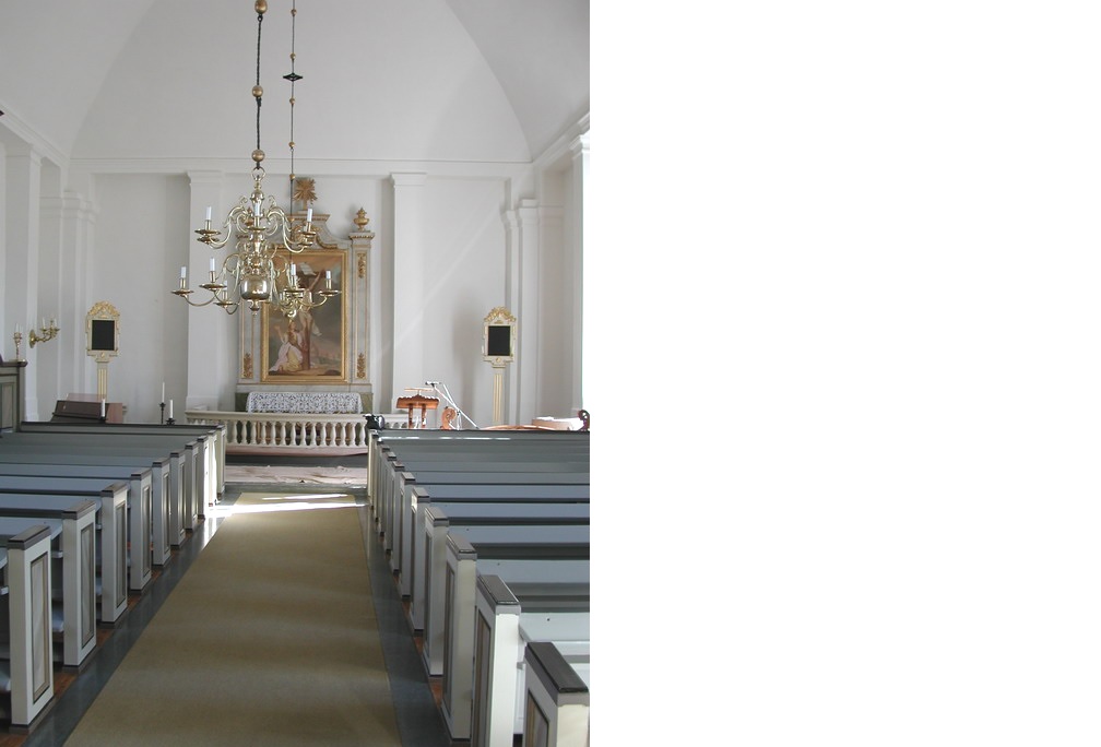 Interiör, kyrkorummet. 

I mittgång och kor ligger grå, polerad kalksten från senaste stora renoveringen 1954-56. Bänkinredningen är från 1884 men vid nyssnämnda renovering försedd med befintliga gavlar av lamellträ som marmorerats i grått och brunt