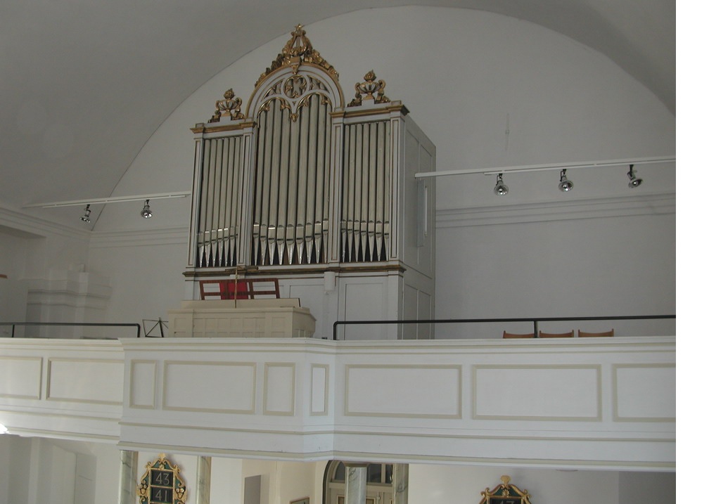 Interiör, kyrkorummet, orgelläktaren. 

Kyrkans orgel tillverkades 1885 av firma Setterquist & son, Örebro. Fasaden är ursprunglig, medan orgelverket ombyggdes 1970. Läktarbarriären fick hel inklädnad med profilerade fyllningar 1954-56. 

Digitalfoto Svensk Klimatstyrning AB