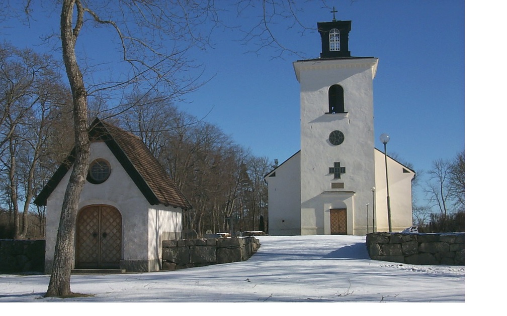Rytterne kyrka med omgivande, terrasserad kyrkogård och bårhuset från 1950 i förgrunden - Digitalfoto Svensk Klimatstyrning AB