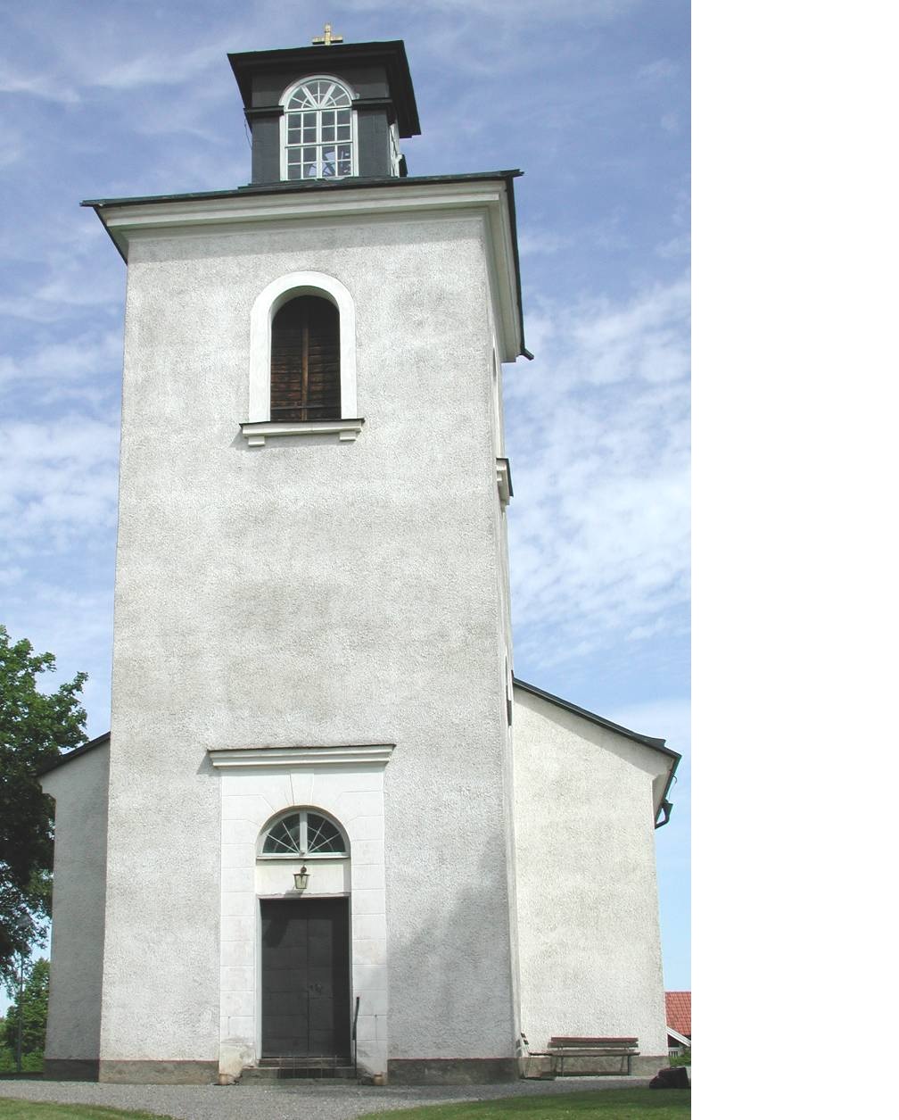 Sevalla kyrka med västtornet förgrunden. 