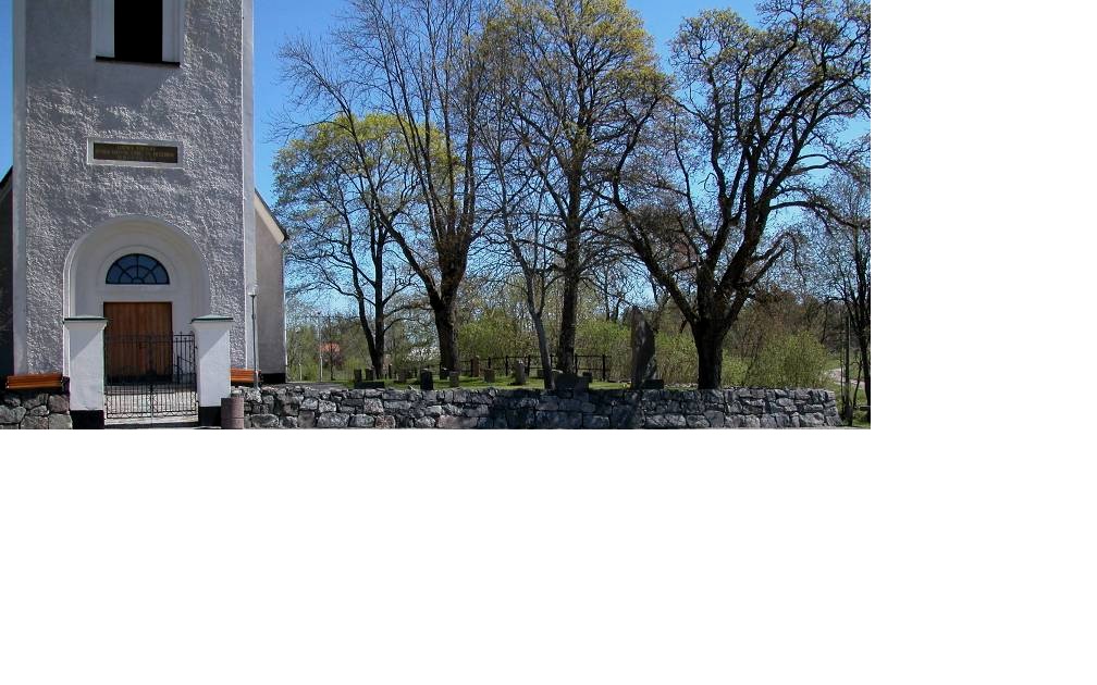 Framför kyrkans västport finns en svartmålad järngrind från 1931, mellan slätputsade koppartäckta grindstolpar från 1963-64. En bred delvis stenlagd gång leder fram till västporten. Längs kyrkans nord- och sydsidor vidtar grusade gångar. 