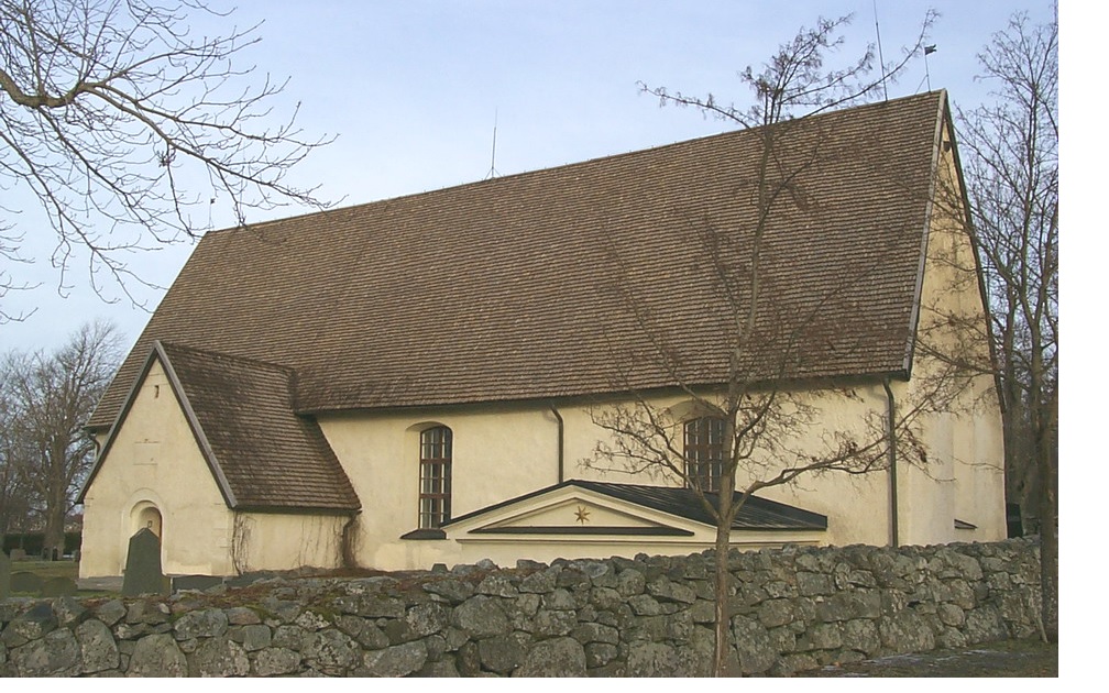 Kärrbo kyrka med långhus med gravkor och vapenhus utbyggda åt söder. 