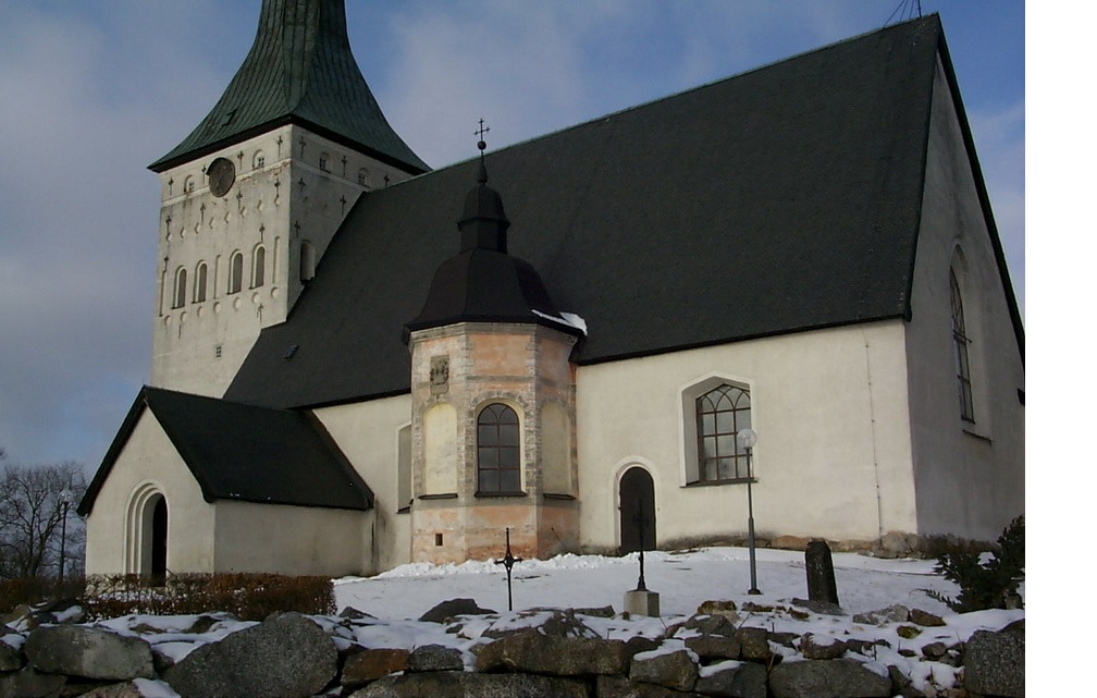 Kyrkans södra sida, långhus med vapenhus och gravkor.
 Digitalfoto Svensk klimatstyrning AB
