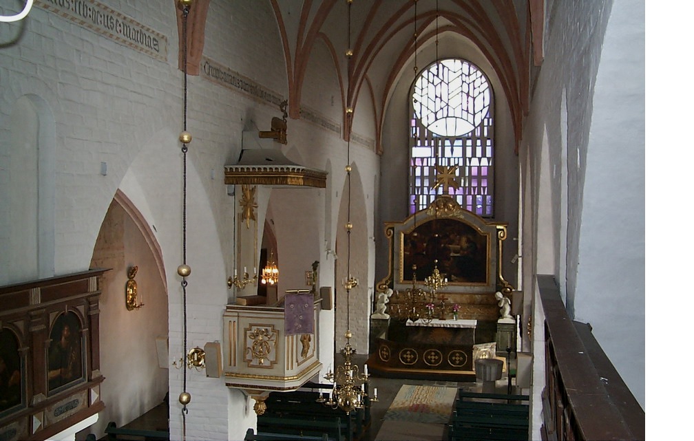 Kyrkorummet, mittskeppets östra del med prediskstol, kor & altare.

Kyrkorummets väggar har en tunn putsslamning, så att murverket är avläsbart. 1700-talsaltaret och korfönstret från 1966 utgör tydliga kontraster